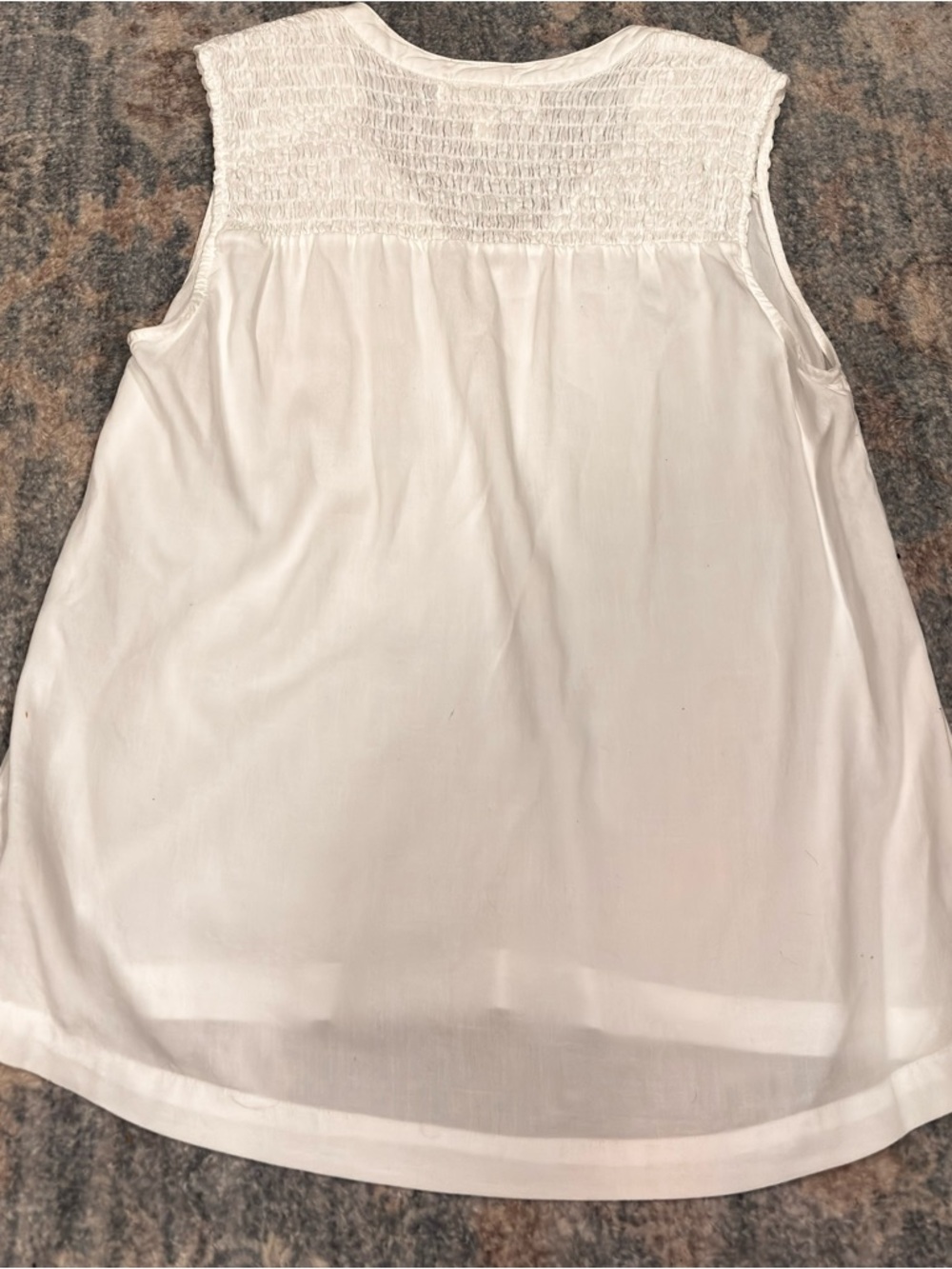 Cloth & Stone Anthropologie White Sleeveless Smocked V-Neck Blouse M Boho - Picture 2 of 4